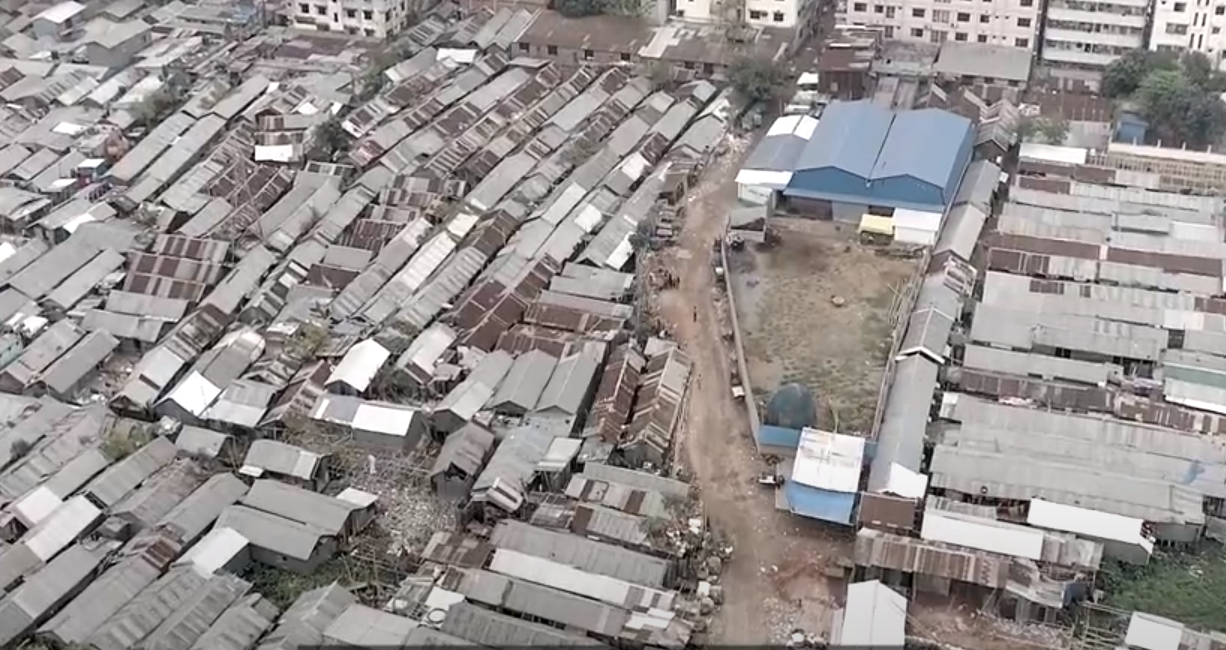 Vue aérienne d'une agglomération avec des tonnes de maisons