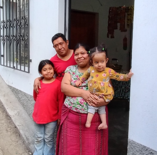 Heysi est enchantée de la nouvelle maison de sa famille grâce au partenariat entre Habitat Canada et Habitat pour l'humanité Guatemala.