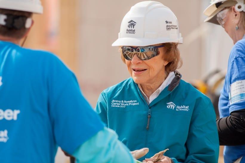 Rosalynn Carter visite un chantier de construction d'Habitat