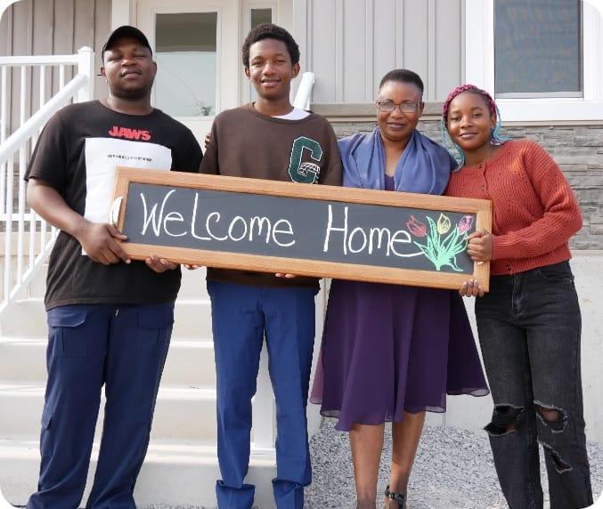 Mavis et ses enfants reçoivent les clés de leur nouvelle maison Habitat